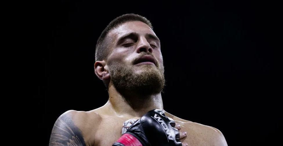 Топурия — Алмахан: прогноз на бой 22 ноября 2025