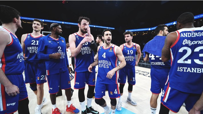 Анадолу Эфес — Реал прогноз на матч 4 декабря 2025