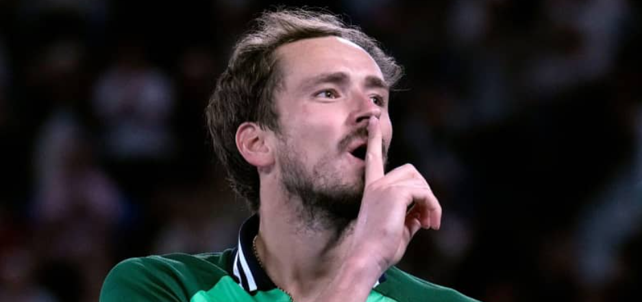 Даниил Медведев мотивирует свою киберспортивную команду после поражения