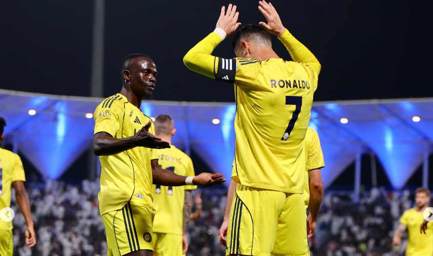 Криштиану Роналду празднует очередную победу и гол за Аль-Наср