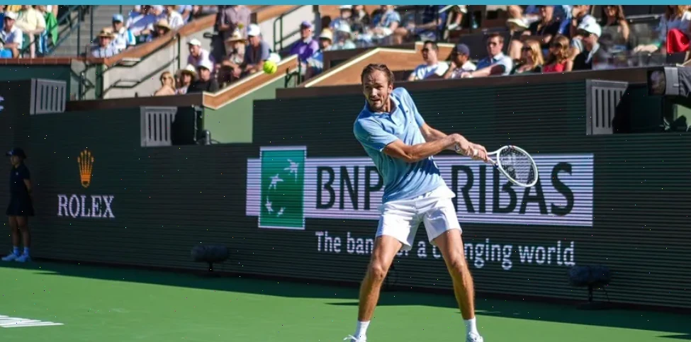 Медведев прервал серию побед Алькараса и сыграет с Синнером за титул